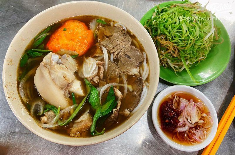 Hình ảnh tô mì hồng Bà Chiểu đầy đặn, hấp dẫn với sợi mì màu hồng, thịt vịt và rau